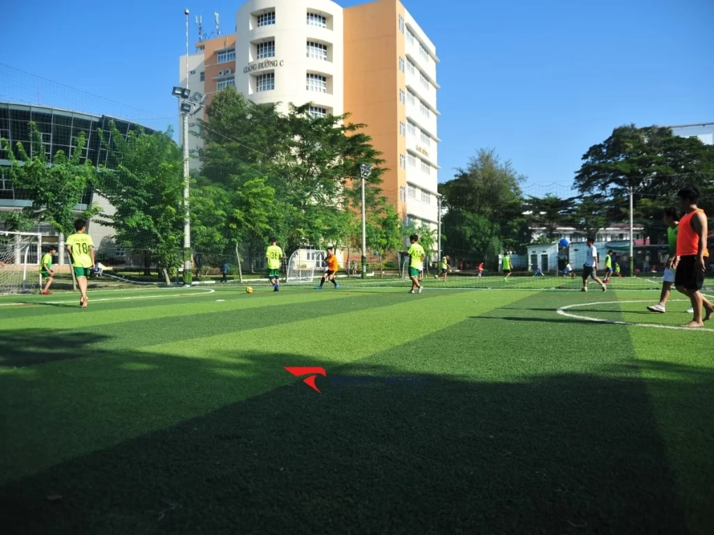 Các tiện ích hiện có tại Sân bóng Trường Đại học Ngân hàng TP. HCM